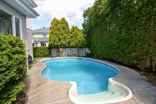 Piscine - 8800 Crois. Rouyn, Brossard, QC 