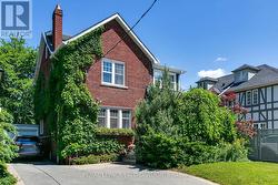30 CHAPLIN CRESCENT Toronto, ON M5P 1A1