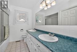 Upper Level 5 Pc Bathroom - 