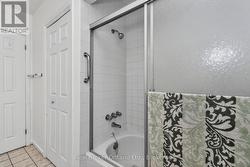 Upper Level 5 Pc Bathroom - 