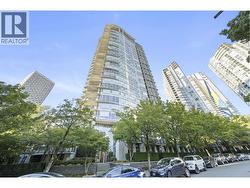 306 583 BEACH CRESCENT Vancouver, BC V6Z 3E6