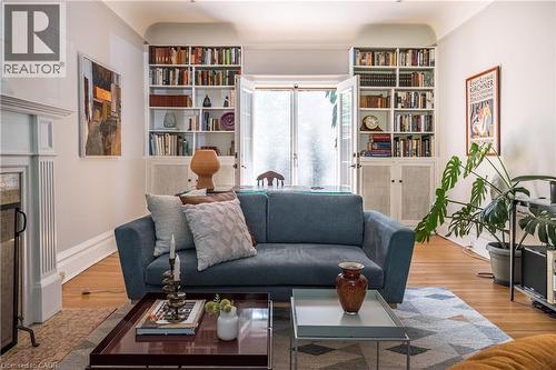 131 Chedoke Avenue, Hamilton, ON - Indoor Photo Showing Living Room