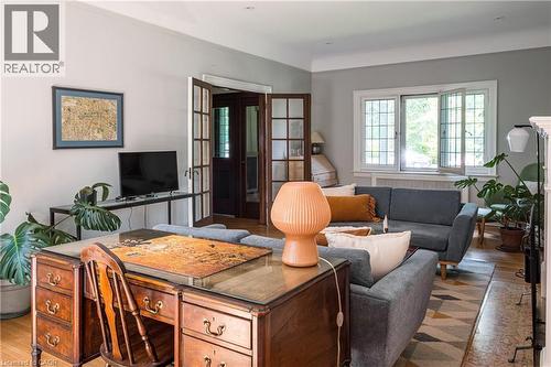 131 Chedoke Avenue, Hamilton, ON - Indoor Photo Showing Living Room