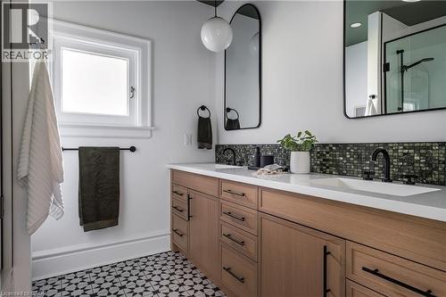 131 Chedoke Avenue, Hamilton, ON - Indoor Photo Showing Bathroom