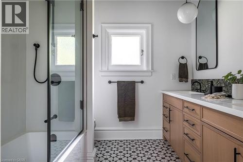 131 Chedoke Avenue, Hamilton, ON - Indoor Photo Showing Bathroom
