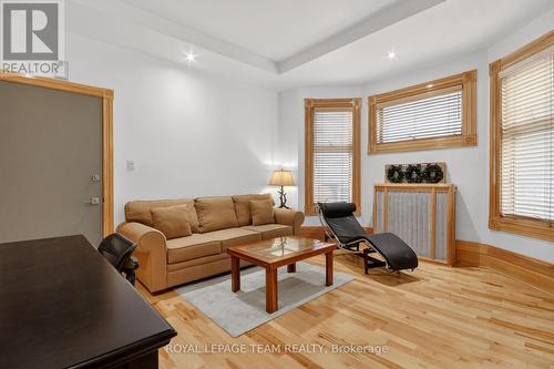 Cozy living room - 64 Delaware Avenue S, Ottawa, ON 
