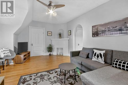 Extra storage on both sides - 64 Delaware Avenue S, Ottawa, ON 
