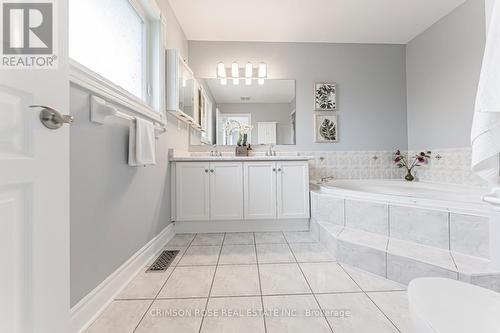 489 Ravineview Way, Oakville, ON 