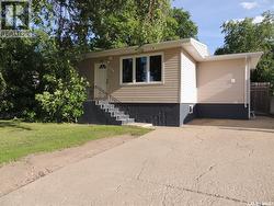826 Albert STREET Estevan, SK S4A 1S1