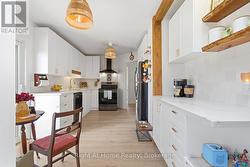 Beautifully renovated kitchen - 