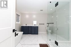 Primary Bedroom w/5pc ensuite & walk-in closet - 