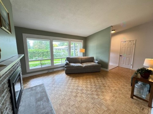 Living Room - 4 Rue Gaston-Lallement, Gatineau (Aylmer), QC - Indoor Photo Showing Living Room