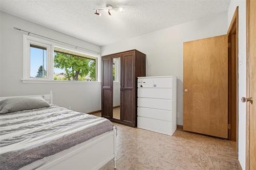 174 Seven Oaks Ave, Winnipeg, MB 