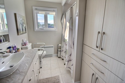 Salle de bains - 42 Rue Massicotte, Amos, QC 