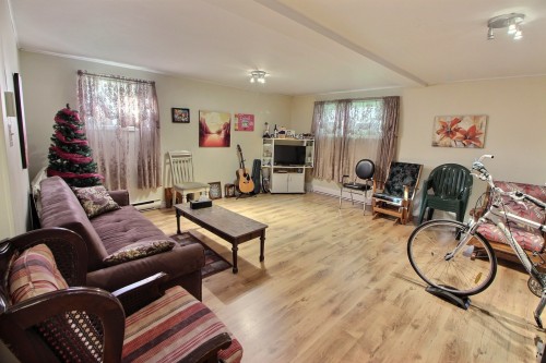 Salle familiale - 42 Rue Massicotte, Amos, QC 