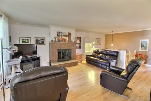 Salon - 42 Rue Massicotte, Amos, QC 