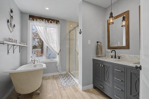 Bathroom - 449 15E Avenue, Saint-Jean-Sur-Richelieu, QC - Indoor Photo Showing Bathroom