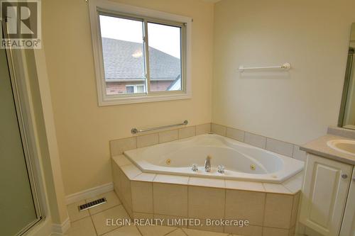 578 Wellington Street, St. Thomas, ON - Indoor Photo Showing Bathroom