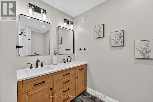 main bathroom with double sink - 1093 Highway 141 Drive, Seguin, ON 