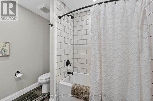 main bathroom with tub/shower combo - 1093 Highway 141 Drive, Seguin, ON 