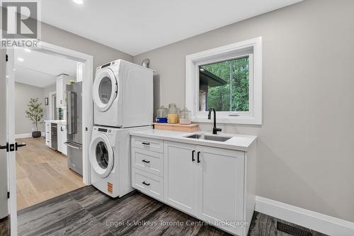 Laundry and mudroom off kitchen - 1093 Highway 141 Drive, Seguin, ON 