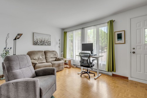 Salon - 100 Rue Éric, Québec (Charlesbourg), QC 