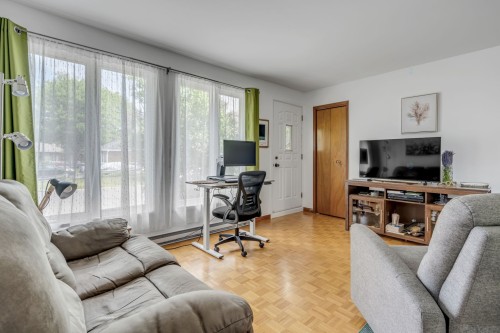 Salon - 100 Rue Éric, Québec (Charlesbourg), QC 