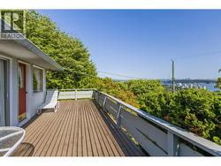 2575 QUEENS AVENUE West Vancouver, BC V7V 2Y9