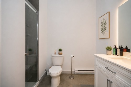 Salle de bains - 207-6728 Boul. St-Laurent, Montréal (Rosemont/La Petite-Patrie), QC 