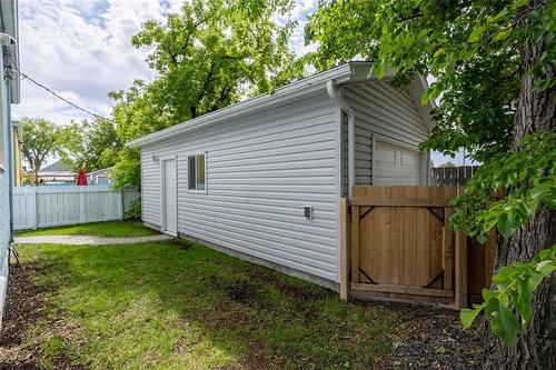 1268 Riddle Ave, Winnipeg, MB 