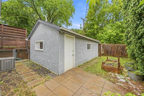 220 Arnold Ave, Winnipeg, MB 