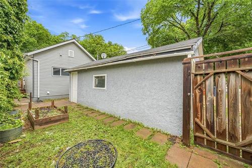 220 Arnold Ave, Winnipeg, MB 