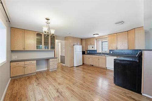 220 Arnold Ave, Winnipeg, MB 