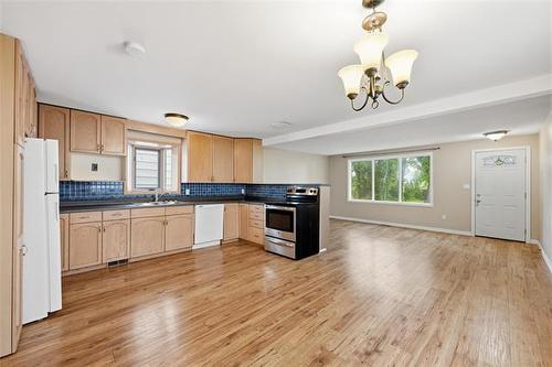 220 Arnold Ave, Winnipeg, MB 