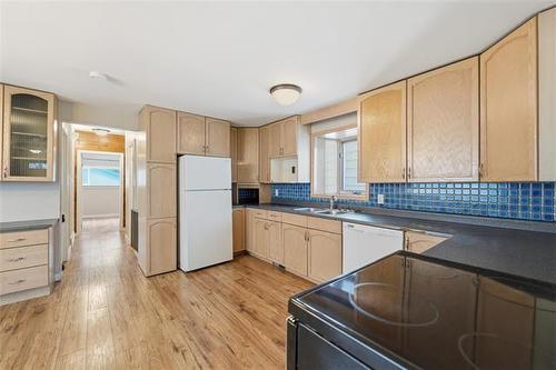 220 Arnold Ave, Winnipeg, MB 