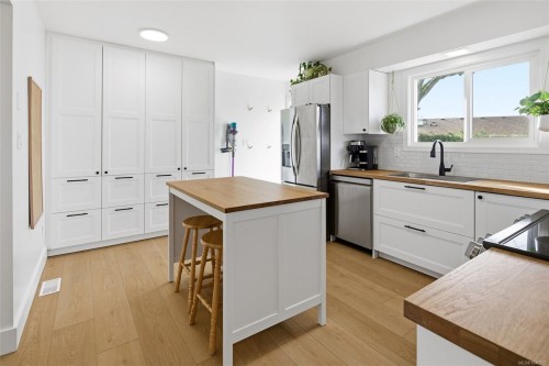 4285 Caen Rd, Saanich, BC 