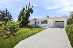 3026 Larkdowne Rd Oak Bay, BC V8R 5N2
