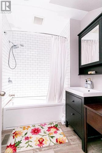 Unit 1 4 pc bath. - 146 Forest Avenue, Hamilton, ON - Indoor Photo Showing Bathroom