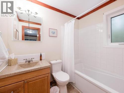 400 Ursa Way, Whitehorse North, YT - Indoor Photo Showing Bathroom
