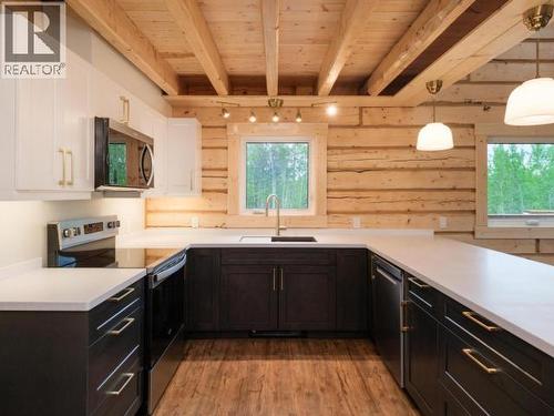 400 Ursa Way, Whitehorse North, YT - Indoor Photo Showing Kitchen