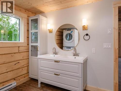 400 Ursa Way, Whitehorse North, YT - Indoor Photo Showing Bathroom