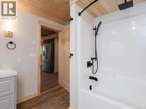 400 Ursa Way, Whitehorse North, YT - Indoor Photo Showing Bathroom