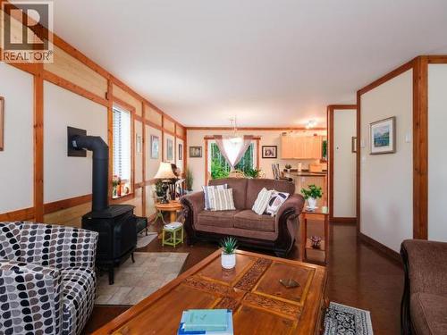 400 Ursa Way, Whitehorse North, YT - Indoor Photo Showing Living Room