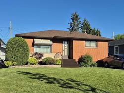 219 Maplewood Street N Thunder Bay, ON P7C 4N3