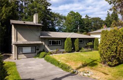 1846 Fairburn Dr Saanich, BC V8N 1P9