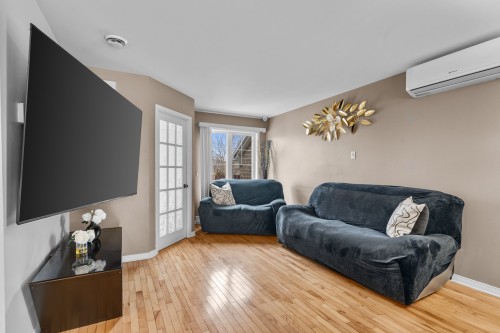 Salon - 2542 Rue Carnac, Mascouche, QC 