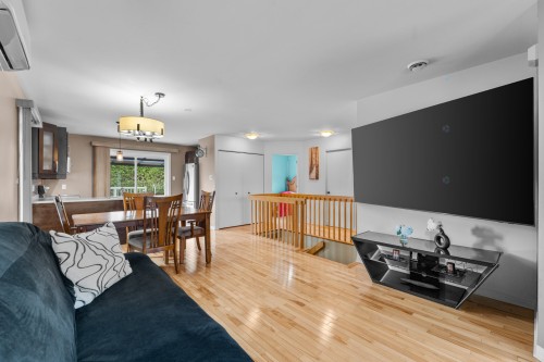 Salon - 2542 Rue Carnac, Mascouche, QC 