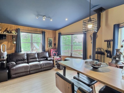 Salon - 211 Rue Dona, Duhamel-Ouest, QC 
