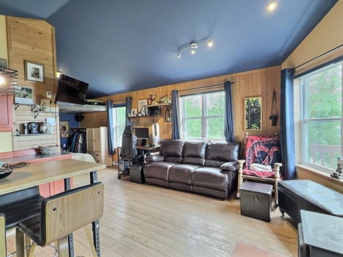 Salon - 211 Rue Dona, Duhamel-Ouest, QC 