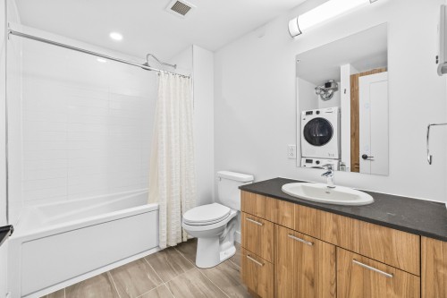 Salle de bains - 304-6095 Boul. Gouin O., Montréal (Ahuntsic-Cartierville), QC 